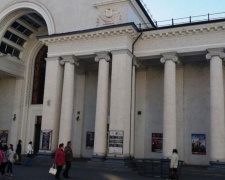 Фасад городского театра имени Шевченко в Кривом Роге обезобразили пауки (ФОТО)