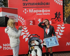 Новий рекорд України: киянка пробігла марафон з дитиною у візку