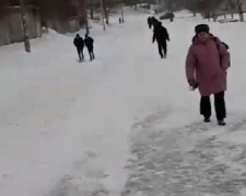 В Кривом Роге из-за порыва труб жители почти месяц ходят по гололеду