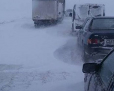 Криворожане с детьми провели в снежном плену на междугородней трассе более 10 часов