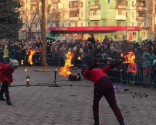 Сжигание чучела, конкурсы, шоу-программа: в Покровском районе Кривого Рога вкусно и интересно отпраздновали Масленицу  (фото)