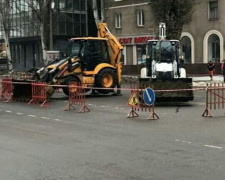 Движение транспорта в центре Кривого Рога затруднено: коммунальщики проводят работы посреди проезжей части (фото)