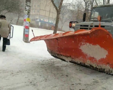 В Кривом Роге расчищает дорогу почти сотня единиц техники