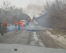 Лужи не помеха: известная криворожанка показала как на кировоградской трассе асфальт укладывают &quot;по-мокрому&quot;(фото)