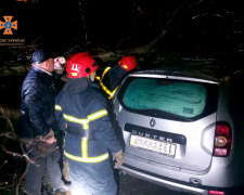 Звільняють від завалів, витягують швидкі: у Кривому Розі ліквідовують наслідки негоди - що відомо