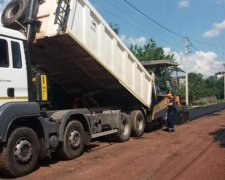 В одном из районов Кривого Рога во дворах жилых домов продолжают асфальтировать улицы (ФОТОФАКТ)