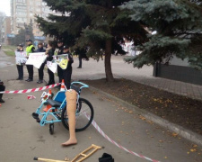 Инвалидная коляска, похоронные венки, костыли и траурное фото: в Кривом Роге патрульные провели показательную акцию