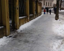 В Кривом Роге жители возмущены пешеходными дорожками, которые превратились в каток (фото)