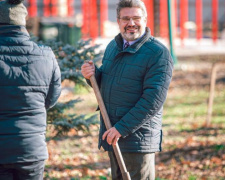 Жители Кривого Рога высадили молодые дубы в Гданцевском парке (фото)