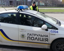 В Кривом Роге пьяный мужчина повредил собой автомобиль патрульной полиции