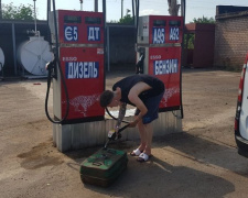 В Кривом Роге полицейские упорно не замечали нелегальную автозаправку рядом с их управлением, - депутат (фото)