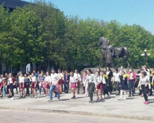 В центре Кривого Рога школьники устроили танцевальный экологический флешмоб (фото, видео)