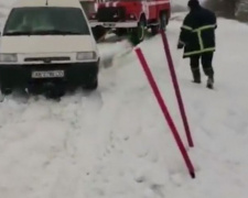 Под Кривым Рогом спасатели продолжают вытаскивать автомобили и автобусы (фото)