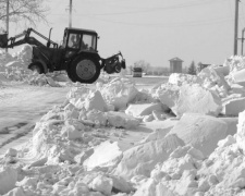 Под Кривым Рогом спасатели доставали из сугробов грузовой транспорт