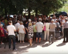 «Амбулаторный митинг»: в Кривом Роге протестовали против закрытия медучреждения (ФОТО)