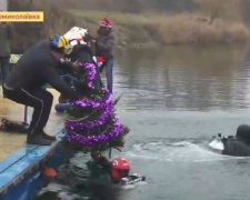 Праздник под водой: на Днепропетровщине дайверы установили елку на глубине 40 метров (фото)