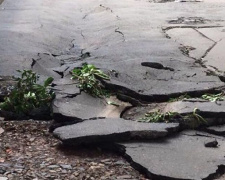 В Кривом Роге на одной из улиц после бури просел асфальт (фотофакт)