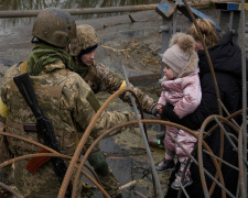 Кабмін схвалив примусову евакуацію дітей із зон активних бойових дій: деталі