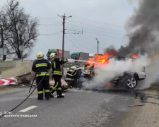 Наїхав на поліцейського та врізався в бетонний блок: на блокпосту Дніпропетровщини сталося ДТП