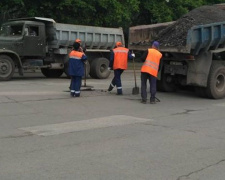 В Кривом Роге дорожники засыпают ямы &quot;непонятно чем&quot;, - депутат (ФОТО, ВИДЕО)