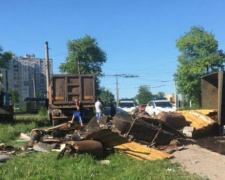 Опасный манёвр: в Кривом Роге опрокинулся грузовик (ФОТО)