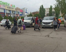 На Дніпропетровщині поліцейські офіцери продовжують допомагати евакуйовувати людей