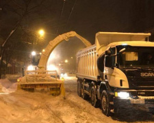 В Кривом Роге дороги обработали противогололедной смесью: за сутки потратили 472 тонны материала