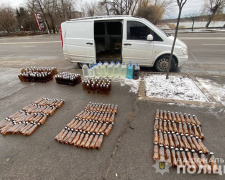 Чотириста літрів спирту та тисяча пачок цигарок: криворізькі поліцейські викрили правопорушника, який перевозив контрафакт