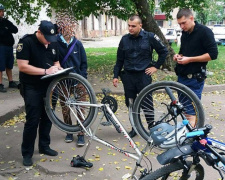 Патрульная полиция Кривого Рога задержала угонщиков велосипеда (ФОТО)