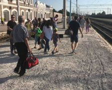 В Кривом Роге железнодорожный вокзал больше становится похожим на пляж (фотофакт)