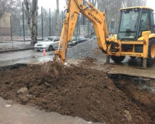 Яму посреди проспекта Металлургов в Кривом Роге засыпать будут в несколько заходов