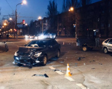 В Кривом Роге на перекрестке столкнулись две легковушки, один из водителей госпитализирован(фото)