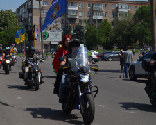 Байкерський пробіг «Червоно-зелена стрічка пам’яті»: у Кривому Розі нагадали про подвиг захисників Маріуполя – фото