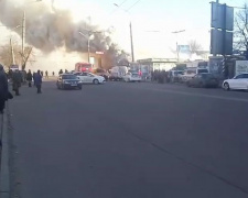 В Кривом Роге горит Центрально-Городской рынок, спасатели пока не могут локализовать очаг (видео)