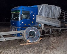 На трассе Днепр-Кривой Рог произошло ДТП с участием грузовика и легкового автомобилей (фото)