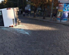 На Днепропетровщине перевернулась маршрутка с пассажирами: в нее на полной скорости влетела иномарка(фото)