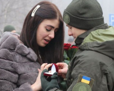 В Кривом Роге двое нацгвардейцев признались своим возлюбленным в любви