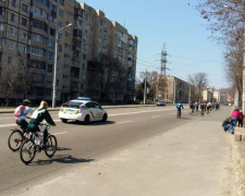 Велопробег цвета неба: в Кривом Роге прошла акция в поддержку детей-аутистов (фото)