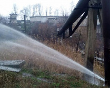 В Кривом Роге фонтаном бьют канализационные воды