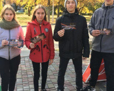 Жизнь без алкоголя, табака и наркотиков: с такой акцией вышли на улицы ученики одной из школ Кривого Рога