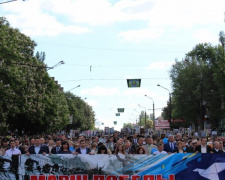 Торжественное шествие, митинг-реквием и шары с надписью «С Днем Победы!» увидели сегодня жители Кривого Рога (ФОТО)