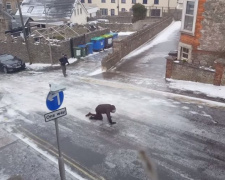 В Британии из-за непогоды целый город превратился в огромный каток (ФОТО+ВИДЕО)