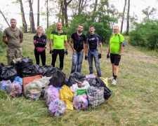 Свинству бой: Криворожане убирали мусор вдоль трассы предстоящего веломарафона «Залізна сотня» (фото)