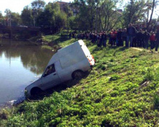 В центре Кривого Рога из реки вытащили автомобиль-утопленник (ФОТО)