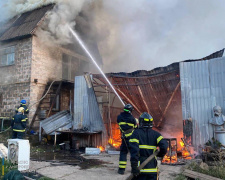 У Кривому Розі рятувальники ліквідували займання гаража та господарчої споруди