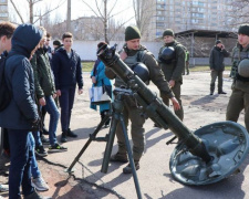 Воинская служба изнутри: в части 3011 Кривого Рога состоялся День открытых дверей