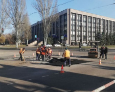 В Кривом Роге ограничено движение транспорта из-за ремонтных работ на дорогах ( фотофакт)