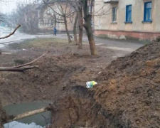 В Кривом Роге жители пятиэтажки жалуются на двухметровую яму с нечистотами