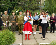 Память жива: в Покровском районе Кривого Рога прошло торжественное возложение цветов (фоторепортаж)