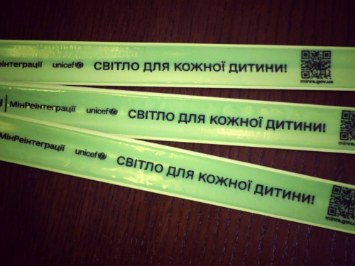 Світло, яке рятує: в Україні реалізовують проєкт з розповсюдження світловідбиваючих браслетів для дітей